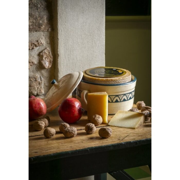 Ceramic Cheese Vase S.XVII with Gran Reserva cheese large format - Image 2